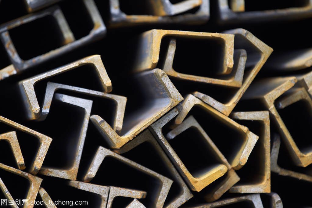 在金属产品在仓库包金属型材通道